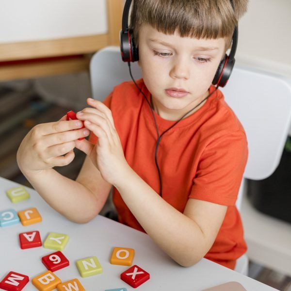 medium-shot-kid-with-headphones medium-shot-kid-with-headphones